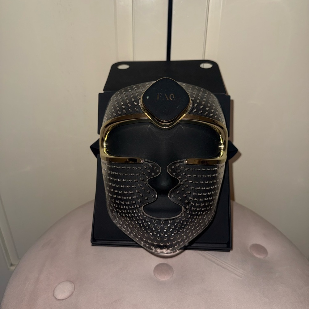 FOREO FAQ 2 Anti- Aging, Smart Silicone LED Face Mask - Picture 2 of 6